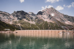 Spiegelung der Staumauer mit den Bergen