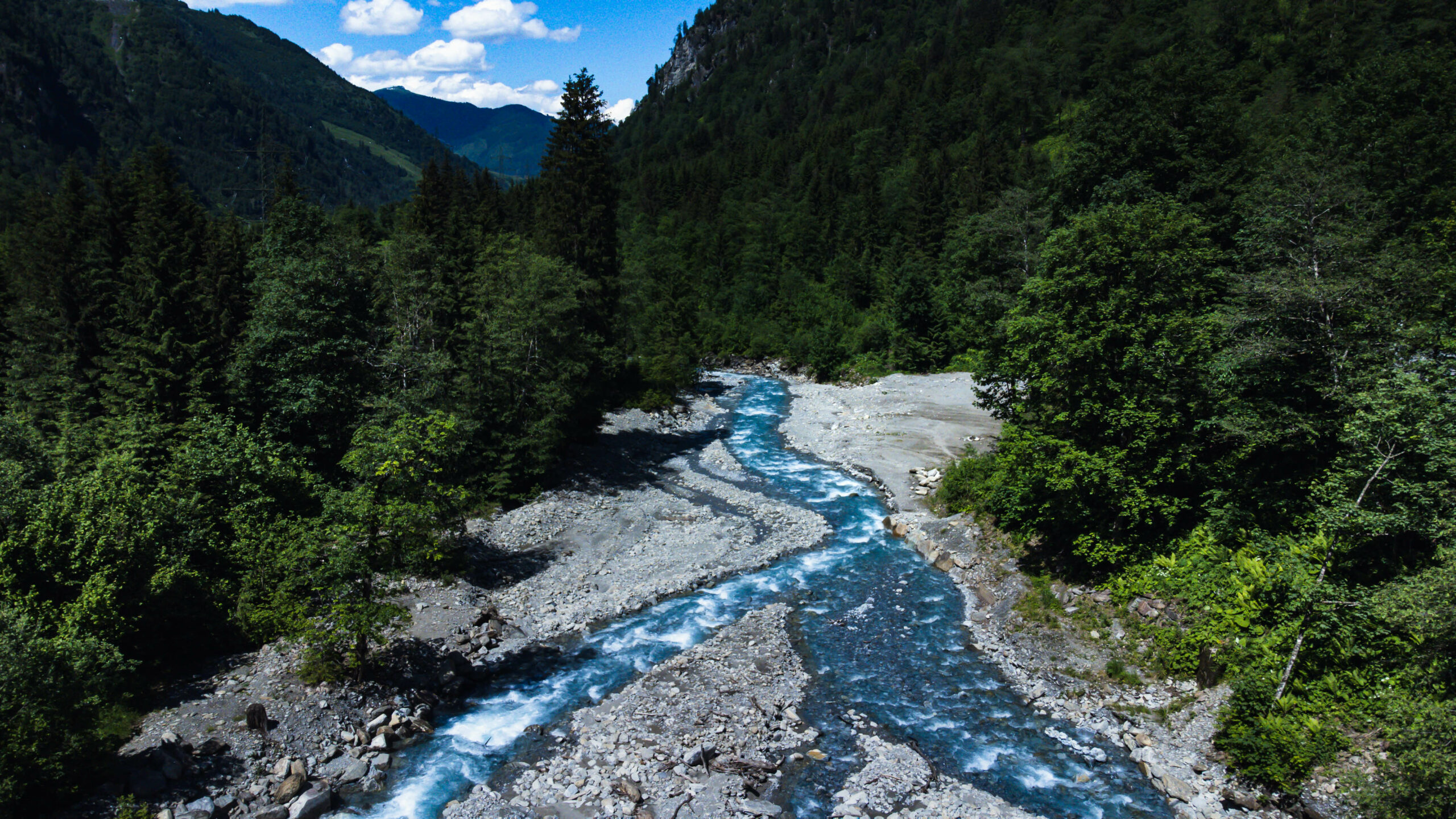 Der tiefblaue Fluss